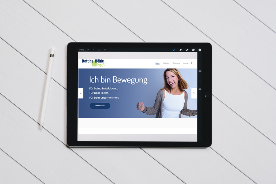 Bild eines Tablets, auf dem die Website von Bettina Böhle zu sehen ist