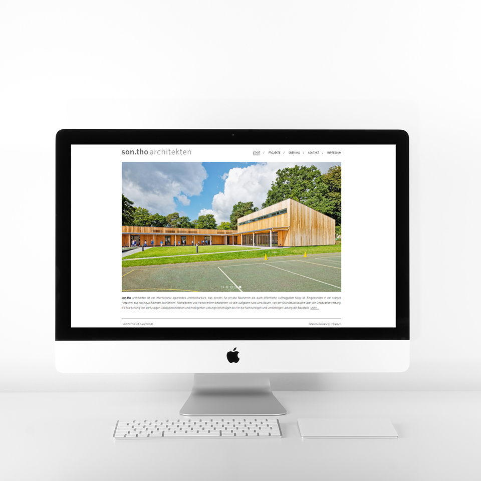 Bild eines Mac Books, auf dem die Website der son.tho Architekten zu sehen ist